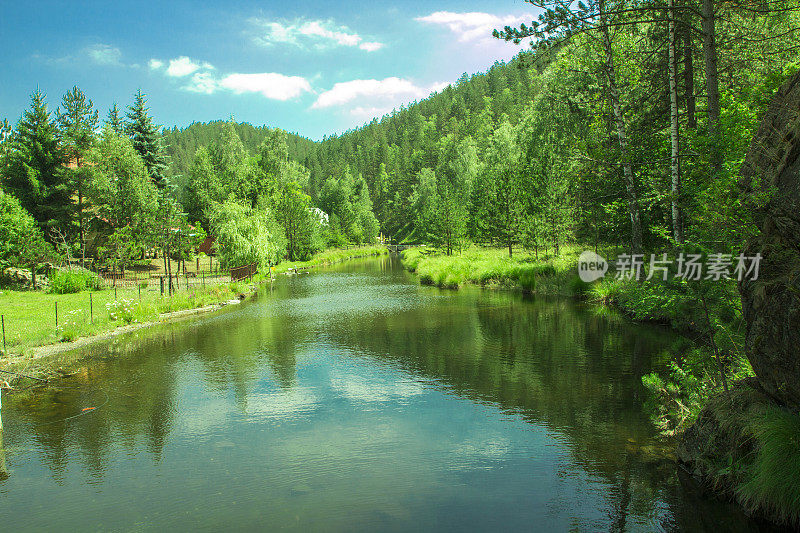 山间的河流