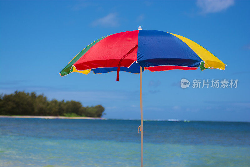 夏威夷考艾岛隧道海滩上的雨伞