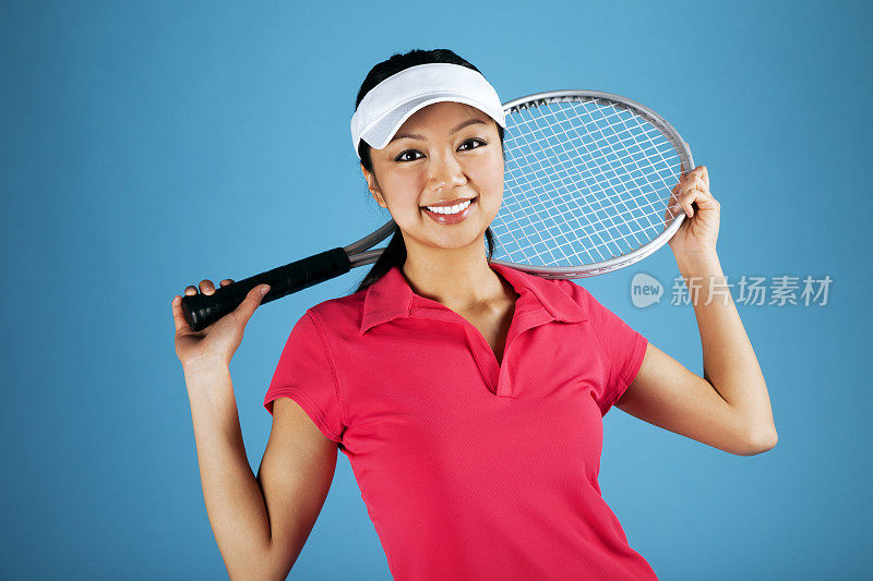 亚洲女子网球运动员在蓝色