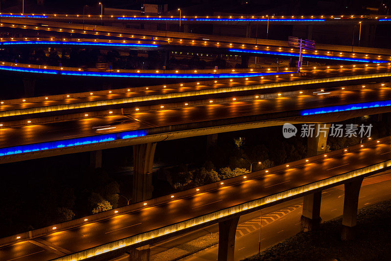 夜间高架公路