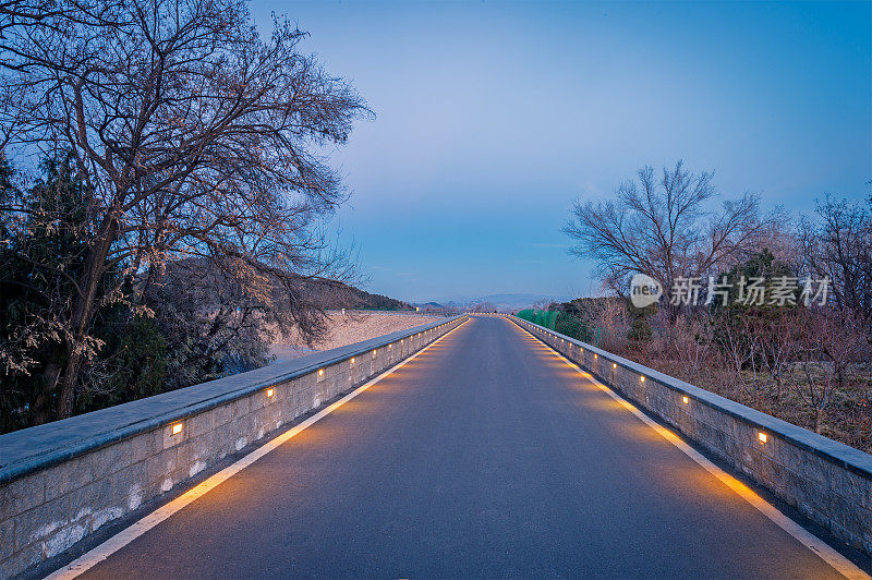 晚上路