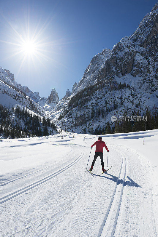 越野滑雪者在对抗阳光的动作
