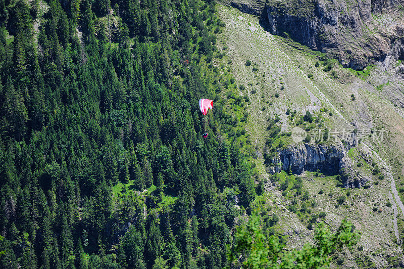 丛林03号南坡上的滑翔伞