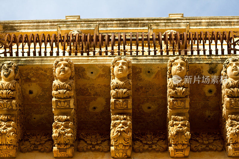诺托，西西里岛:华丽的巴洛克雕花阳台(特写)