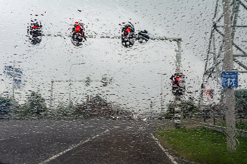 在大雨中等待红绿灯打在前窗上