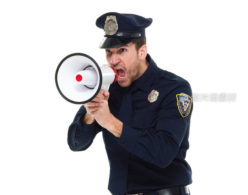 警察用扩音器喊叫