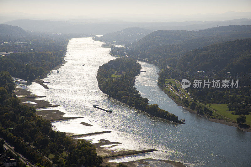 从德拉肯费尔斯在Siebengebirge高原横跨莱茵河河谷的观点