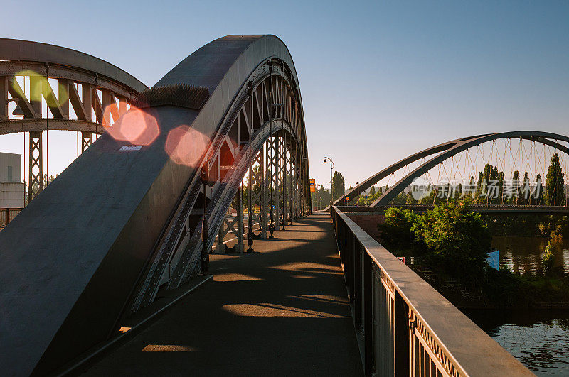 在法兰克福的Honsellbrücke和Osthafenbrücke