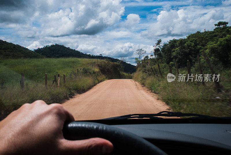 在巴西米纳斯吉拉斯州的乡间路上开车
