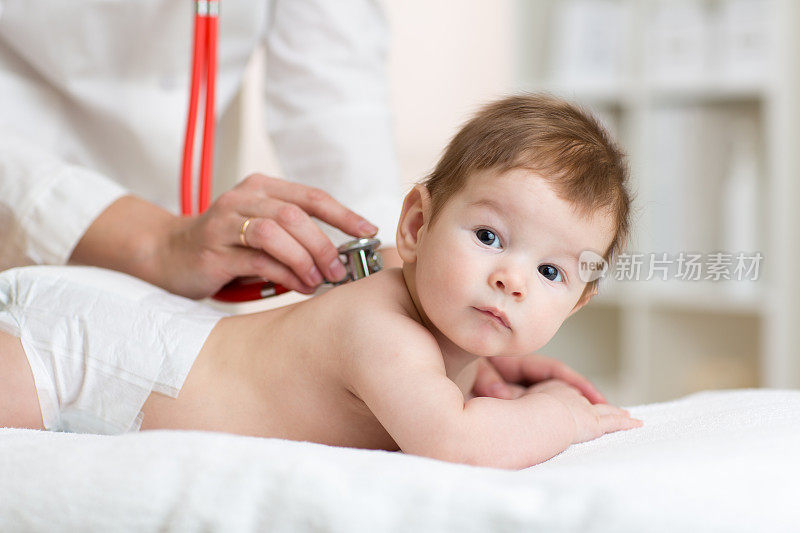 小儿科医生正在检查男婴