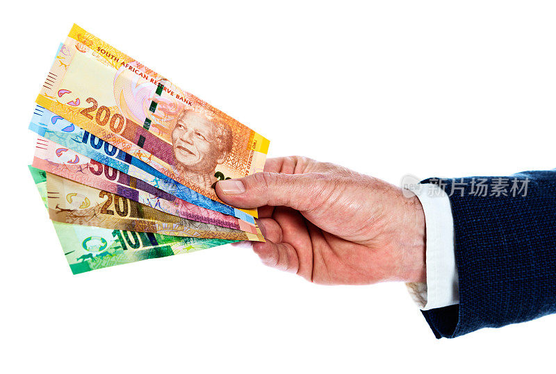 男性手中握着所有的南非新钞票