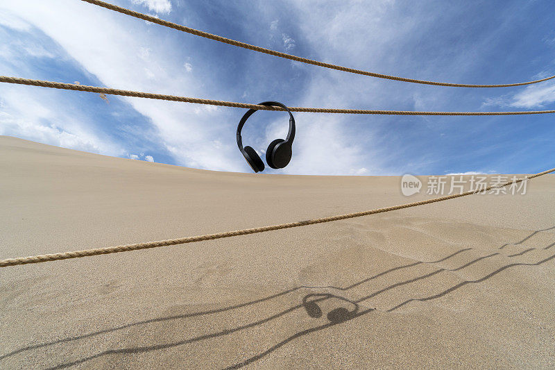 耳机挂在沙漠的栏杆上