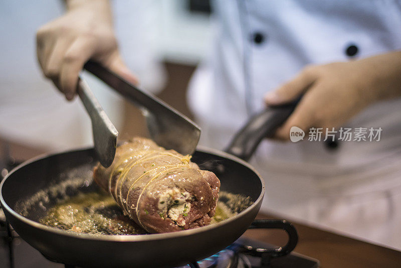 厨师准备肉