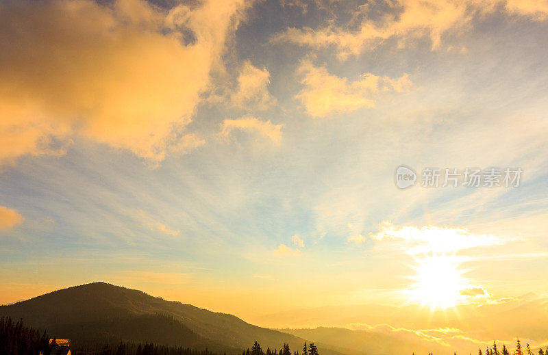 喀尔巴阡山脉。美丽的山景。大自然在山中。美丽的云。