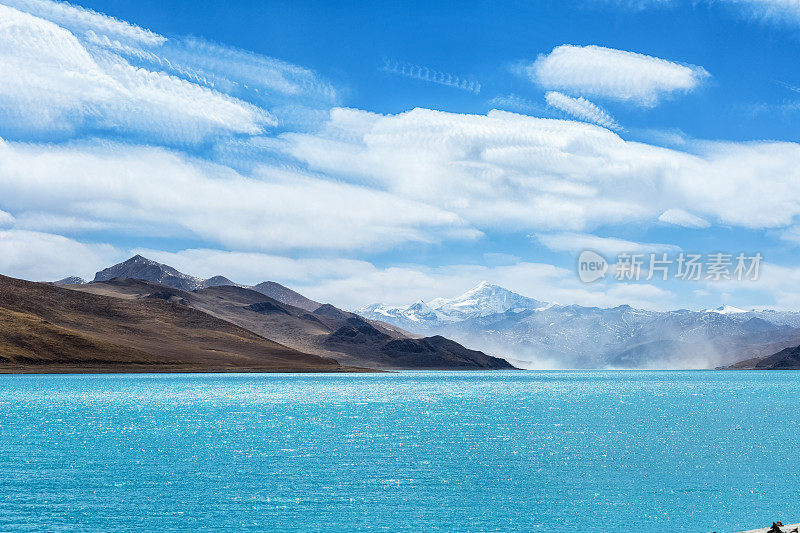 有雪山的西藏圣湖