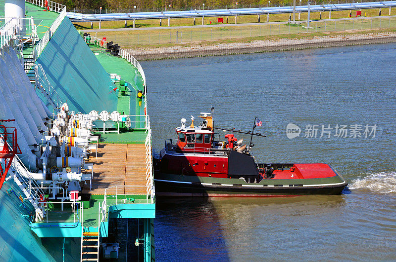 一艘拖船正在操纵一艘液化天然气油轮