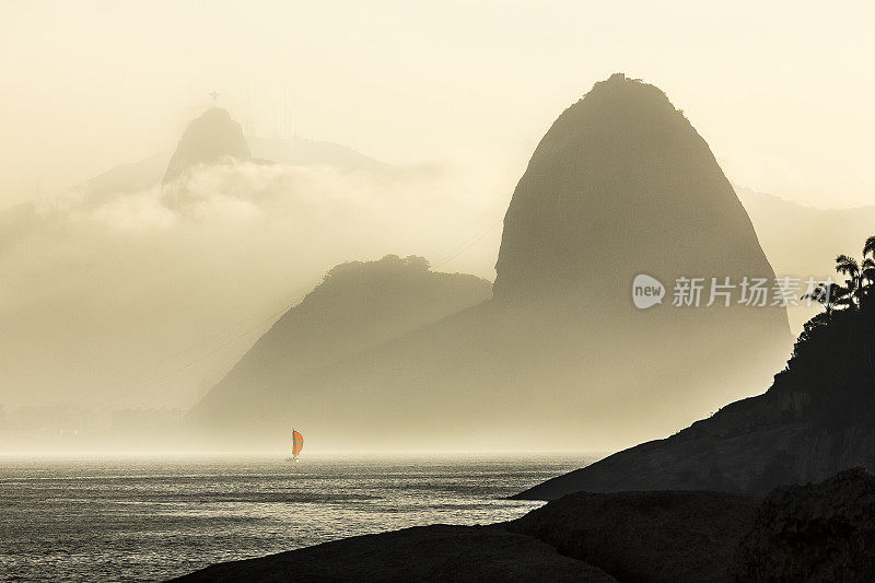 帆船进入瓜纳巴拉湾，背景是糖块