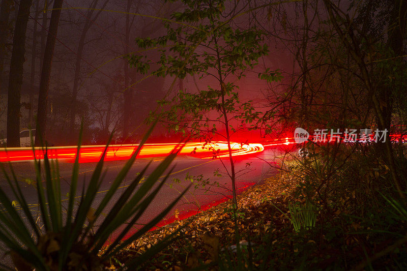 雾蒙蒙的夜晚，小小的城市街道上有灯光的痕迹