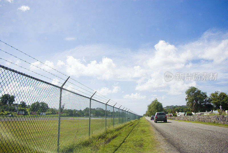 客场之旅;公路上有汽车、草坪和围栏