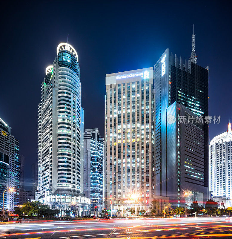 摩天大楼和夜间城市交通