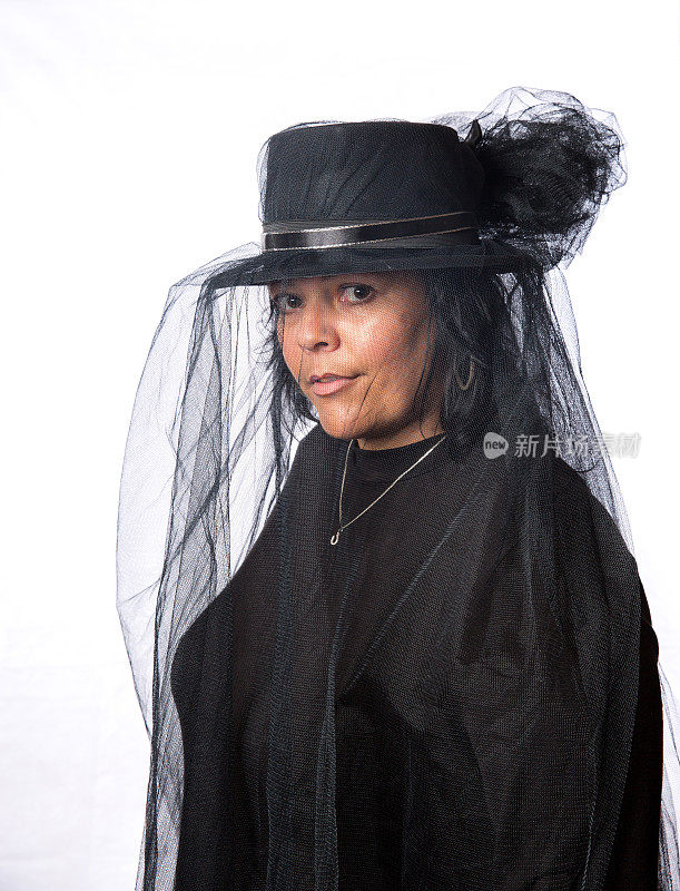 戴着黑面纱的成熟迷人的寡妇