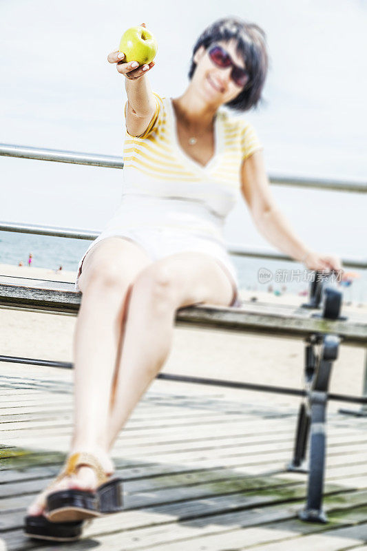 年轻女子把苹果给了某人