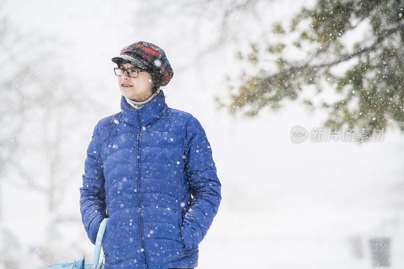 雪下的少女在街上