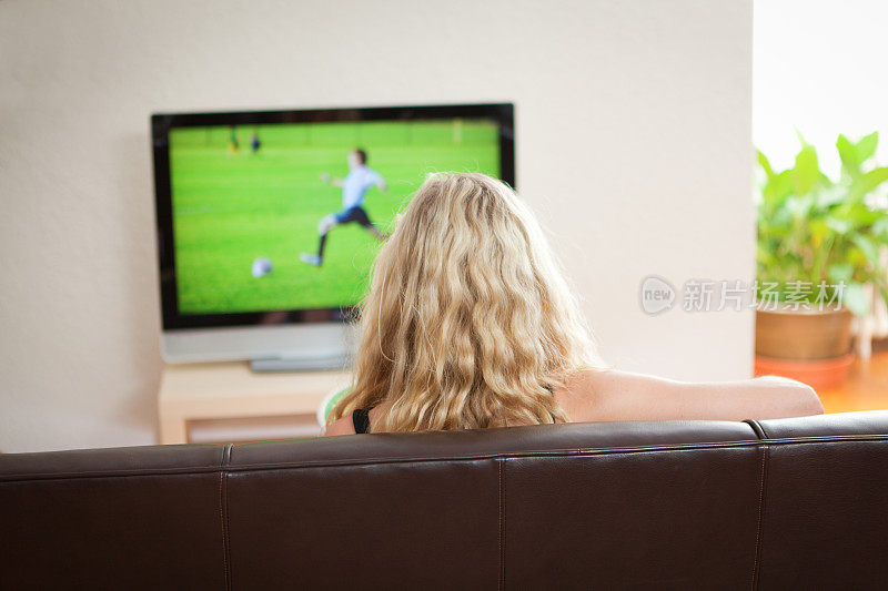 女人在家看足球比赛