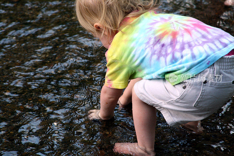 水宝宝:穿着扎染衣服的幼童在水中飞溅