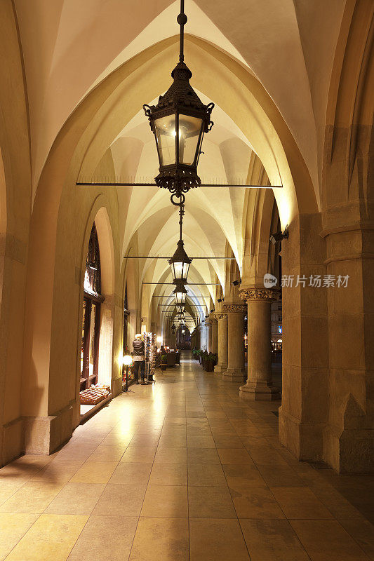 波兰克拉科夫夜间布艺大厅的灯光哥特式拱廊
