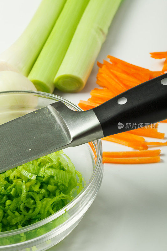 碗上放菜刀，切碎韭菜