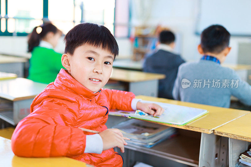 亚洲小学生在教室里学习