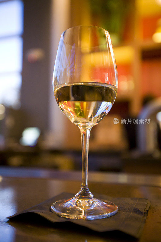 吧台上的白葡萄酒，土坯RGB