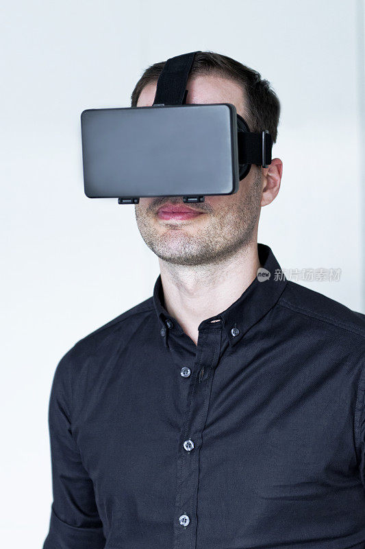 虚拟现实头盔给人身临其境的虚拟体验
