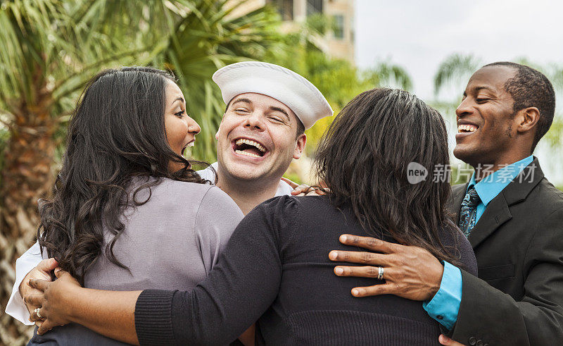 水手从现役返回家受到朋友的欢迎