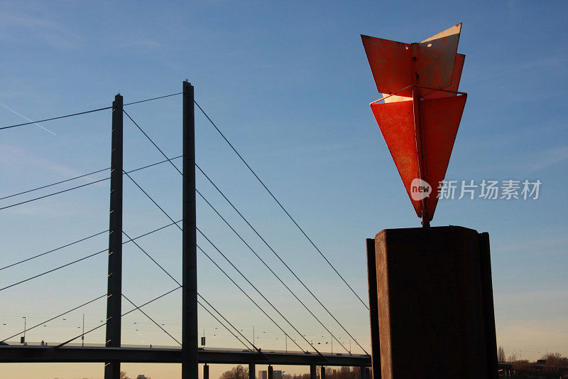 航海标志和桥梁在莱茵河Düsseldorf