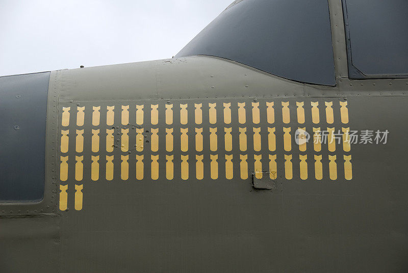 退役的二战飞机与绘制的炸弹符号