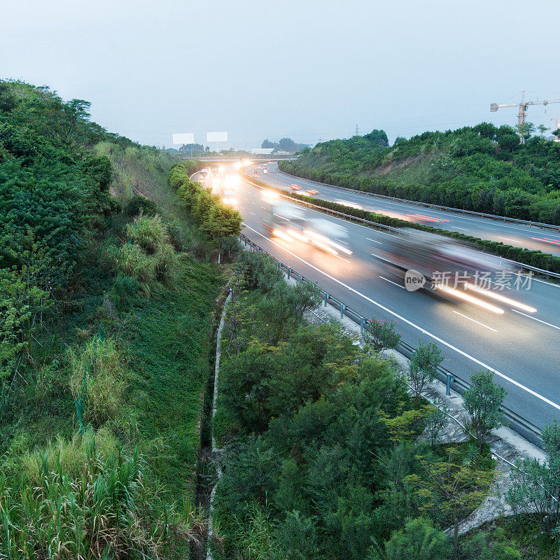 高速公路上超速的卡车