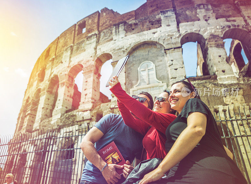游客在罗马竞技场前自拍