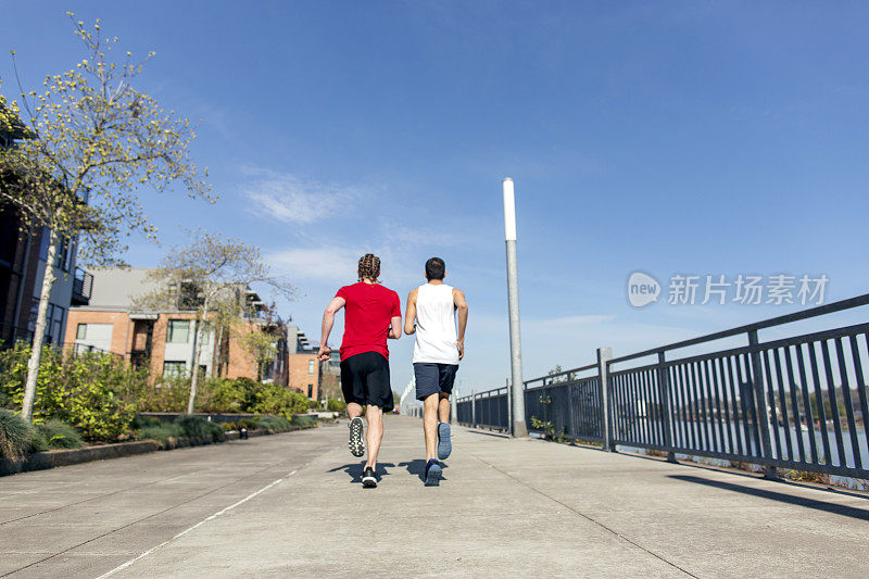 两个不同的成年男性在城市环境中奔跑