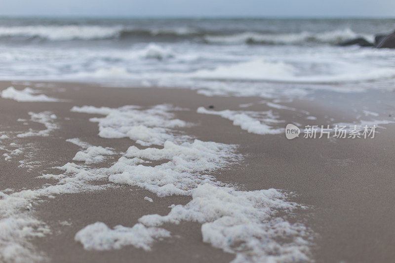 海浪在海滩上激起泡沫