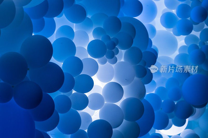 许多蓝色气球排成一行漂浮的特写