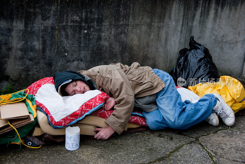 无家可归的女人睡在街上