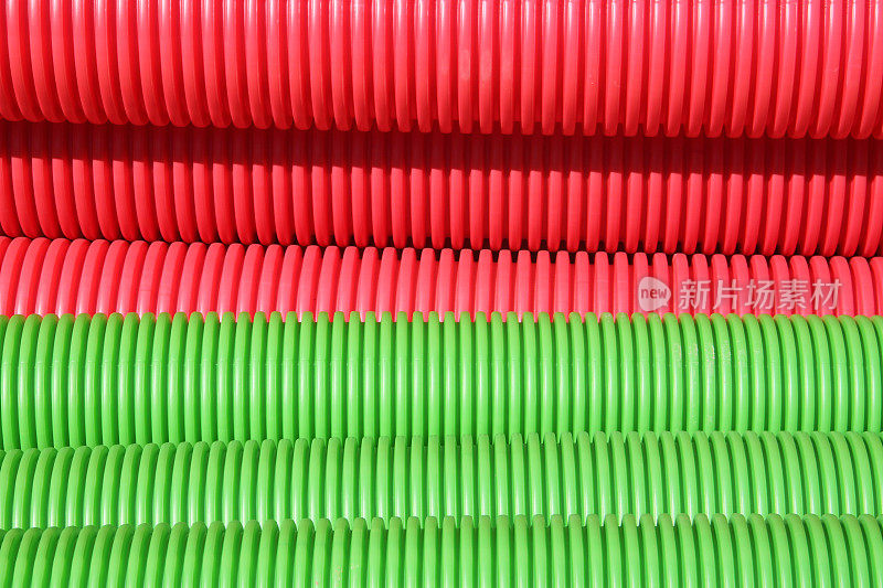 红色和绿色的塑料管