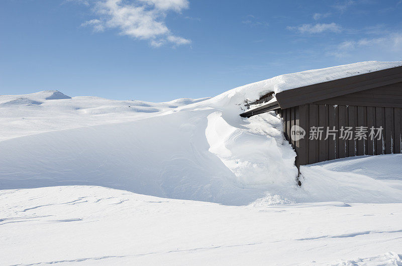 冬天被雪覆盖的山间小屋