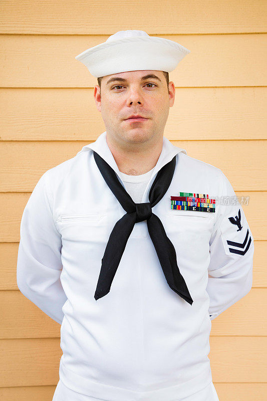 穿着白色制服的年轻甲板水手