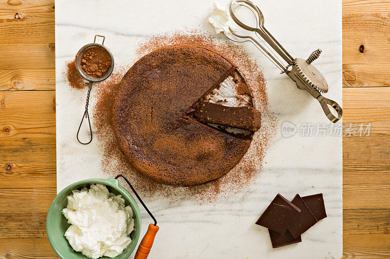 巧克力蛋糕和外婆工具