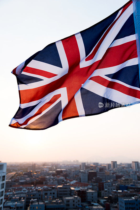 夕阳中飘扬的英国国旗
