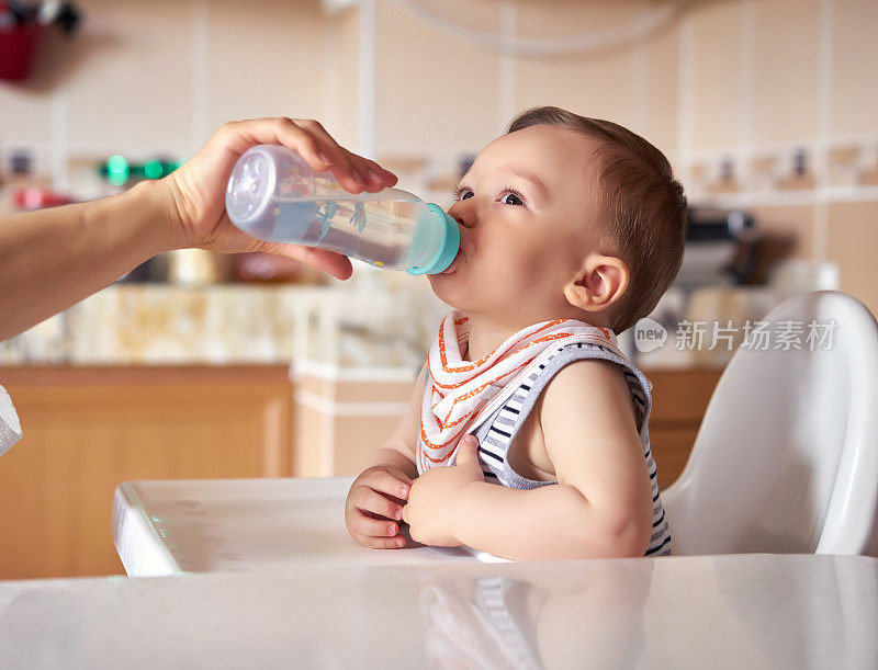 宝宝在喝水