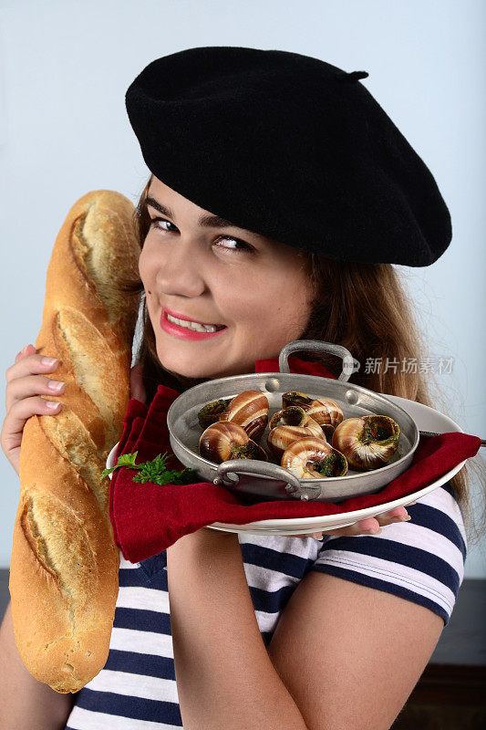 戴贝雷帽，长棍面包和蜗牛的法国女孩